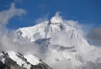 Everest Dağı'nda facia: Kar fırtınası bir kişiyi hayattan kopardı!