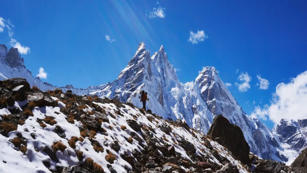 Everest’te kar fırtınası faciası: 1000 kişi mahsur kaldı, kurtarma operasyonu başladı haberinin görseli