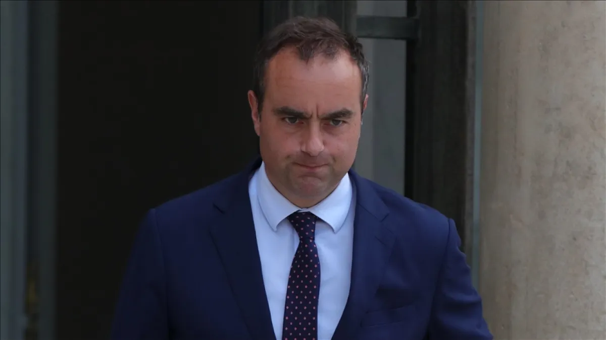Fransa’da hükümet yine düştü : Başbakan Lecornu göreve başladıktan 1 ay sonra Macron’a istifasını sundu haberinin görseli