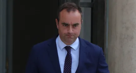 Fransa’da hükümet yine düştü : Başbakan Lecornu göreve başladıktan 1 ay sonra Macron’a istifasını sundu