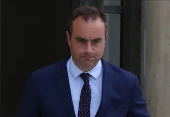 Fransa’da hükümet yine düştü : Başbakan Lecornu göreve başladıktan 1 ay sonra Macron’a istifasını sundu