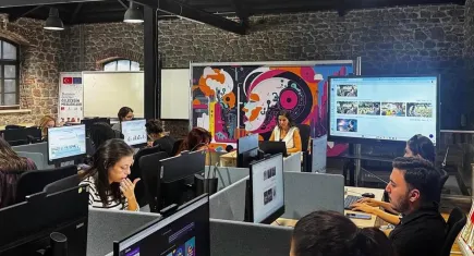 İzmirli gençler dijital dünyaya hazırlanıyor: Büyükşehir’den gençlere ‘Canva’ eğitimi