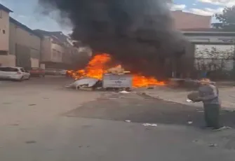 Sultangazi'de çöp konteynerindeki yangın park halindeki otomobile sıçradı