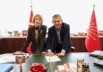 Ünlü yazar Ayşe Kulin CHP’ye katıldı! Rozetini Özgür Özel taktı