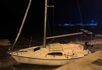 Balıkesir'de şiddetli lodos tekneleri karaya sürükledi