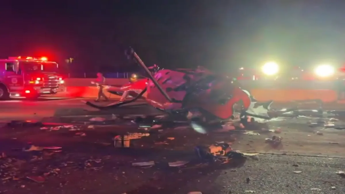 California’da ambulans helikopteri otoyola çakıldı: 3 kişi ağır yaralı! haberinin görseli