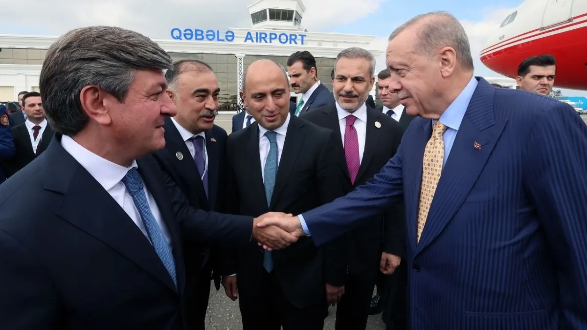 Erdoğan Azerbaycan’da: Türk Devletleri zirvesi için Gebele’de yoğun karşılama haberinin görseli