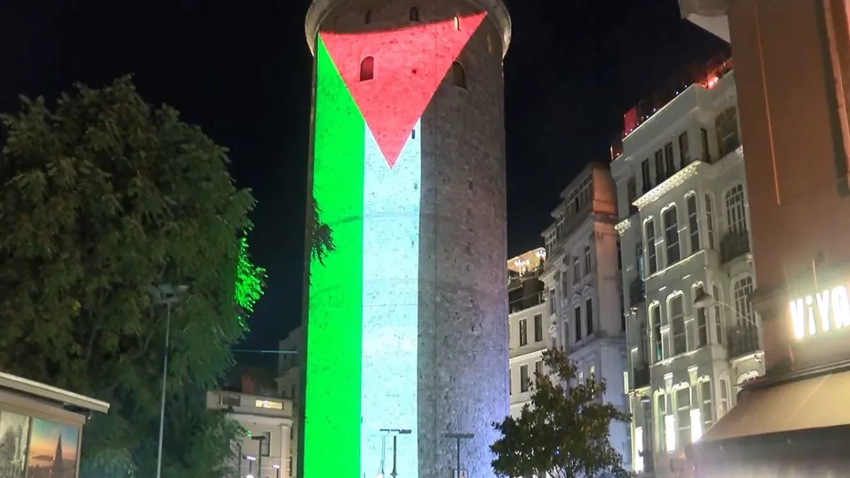 Galata Kulesi’ne Filistin Bayrağı yansıtıldı haberinin görseli