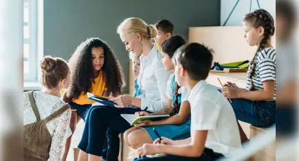 Gaziemir Belediyesi’nden yabancı eğitmenlerle öğrencilere İngilizce konuşma desteği