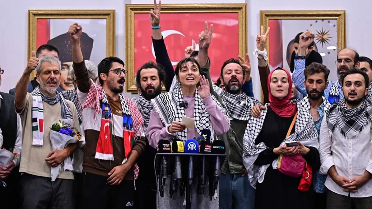 İsrail&#039;in alıkoyduğu aktivist Sümeyye Sena Polat annesine kavuştu haberinin görseli