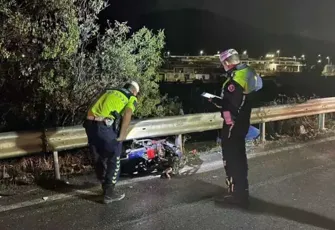 İzmir haber: Kamyonet ile elektrikli bisiklet çarpıştı