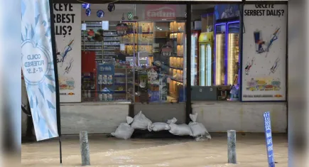 İzmir haber: Sağanak yine hayatı felç etti