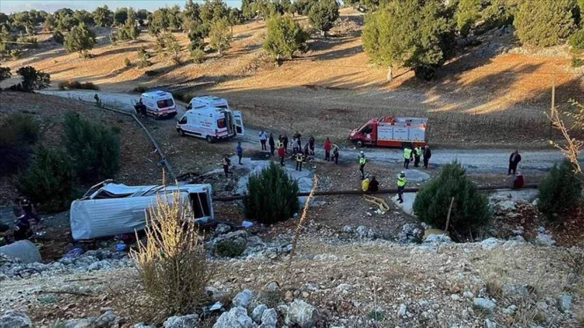 Mersin’de trafik kazası: Minibüs şarampole devrildi, ölü ve yaralılar var haberinin görseli