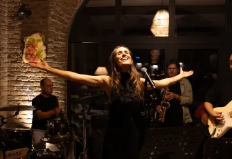 Montiano’da Ece Yıldız ile müzik ve lezzet dolu gece