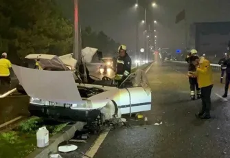 Aydınlatma direğine çarpan otomobil ikiye ayrıldı