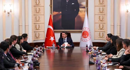  Bakan Tunç: Türkiye'nin geleceği gençlerimizin elinde