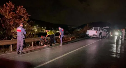 Bornova’da kamyonetle çarpışan elektrikli bisikletteki 2 kişi işten dönüyormuş