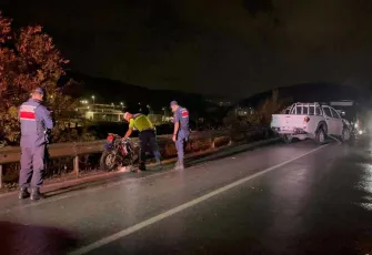 Bornova’da kamyonetle çarpışan elektrikli bisikletteki 2 kişi işten dönüyormuş