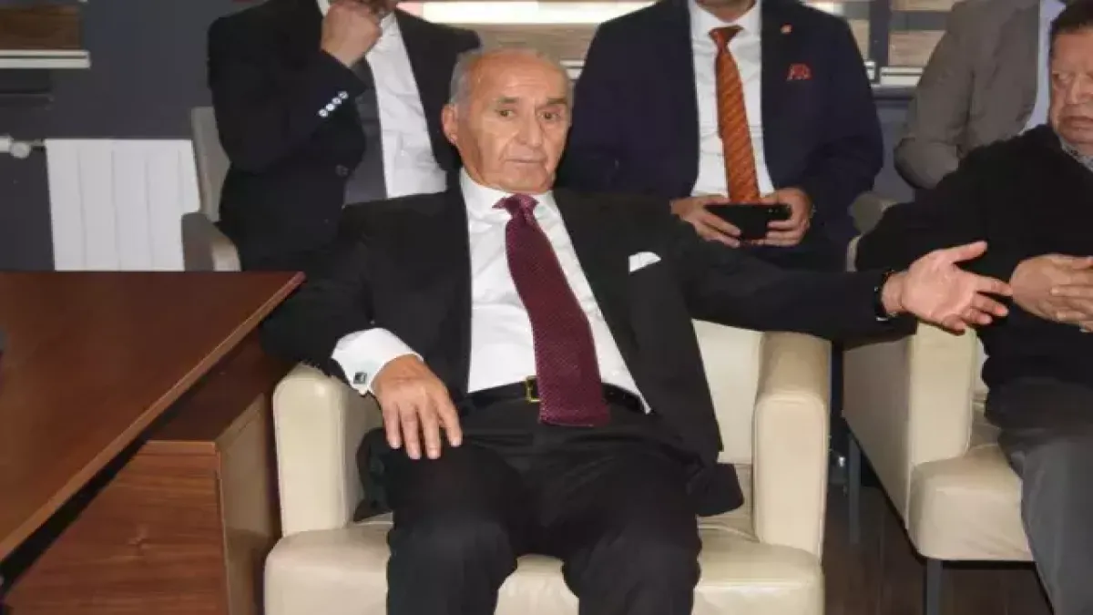CHP’nin Eski Genel Başkanı Hikmet Çetin hastaneye kaldırıldı haberinin görseli