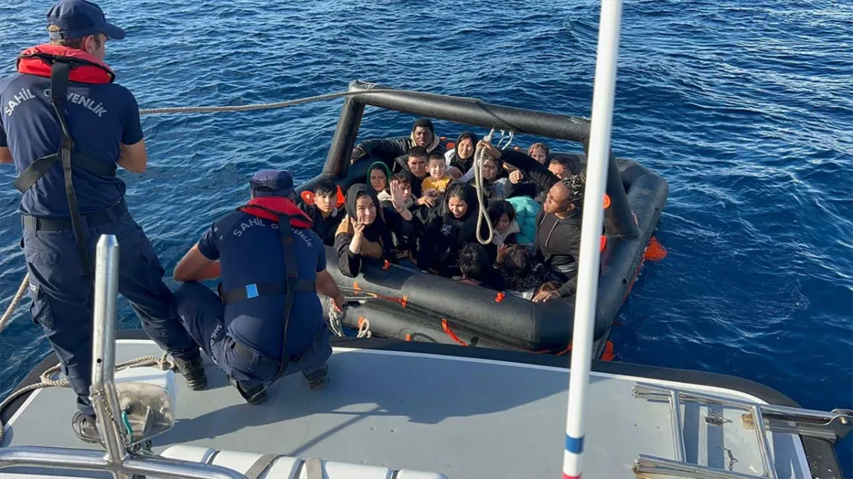 İzmir açıklarında  düzensiz göçmen operasyonu:  75 düzensiz göçmen kurtarıldı haberinin görseli