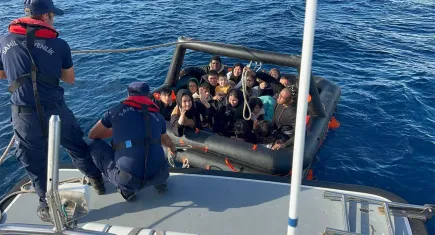 İzmir açıklarında  düzensiz göçmen operasyonu:  75 düzensiz göçmen kurtarıldı