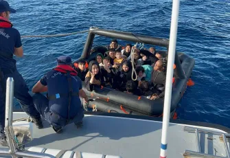 İzmir açıklarında  düzensiz göçmen operasyonu:  75 düzensiz göçmen kurtarıldı