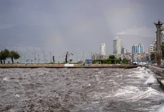 İzmir'de sağanak etkili oldu