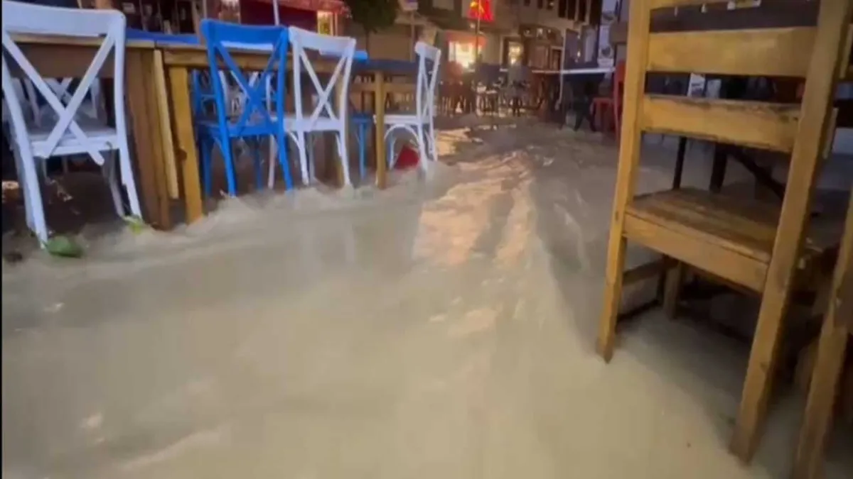 İzmir&#039;in tatil cenneti Çeşme&#039;de yollar göle döndü haberinin görseli