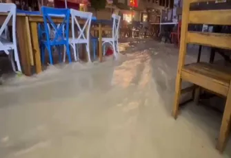 İzmir'in tatil cenneti Çeşme'de yollar göle döndü
