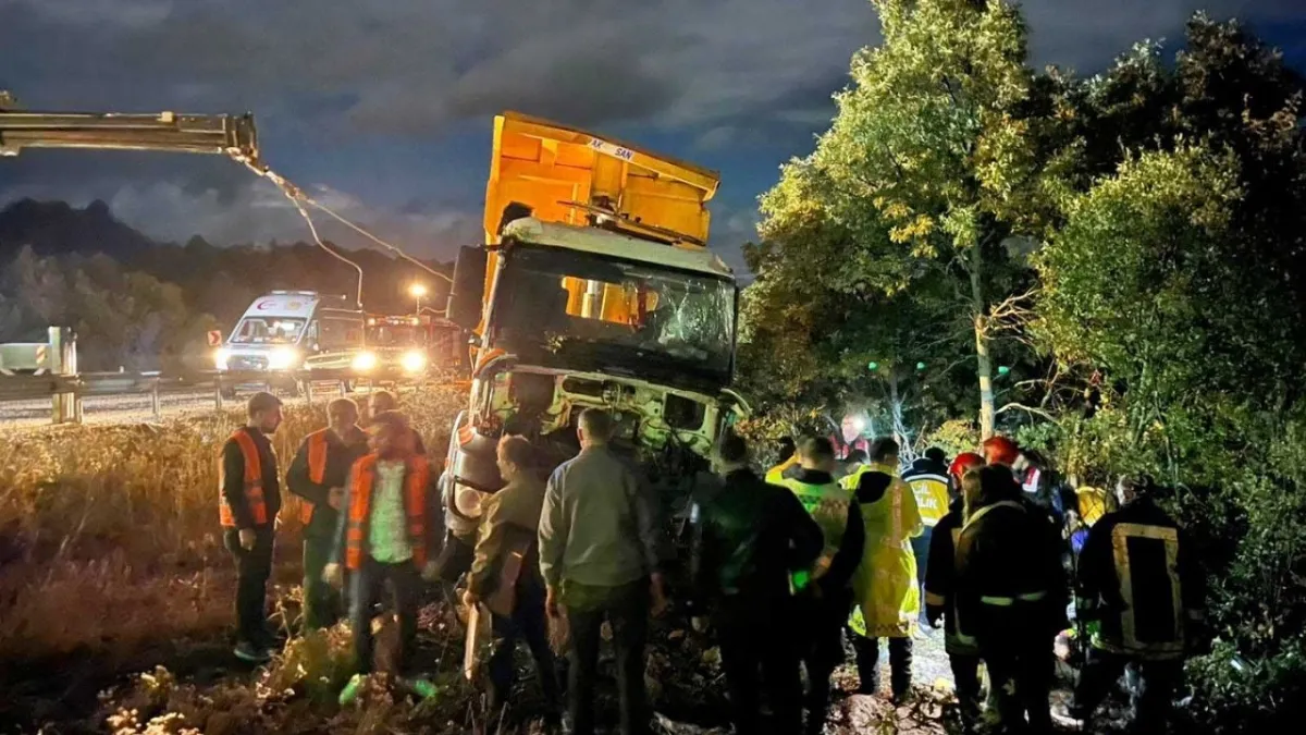 Konya’da kamyon refüje çarptı: 2 ölü, 1 yaralı haberinin görseli