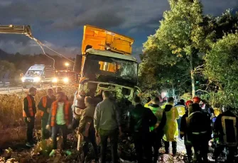 Konya’da kamyon refüje çarptı: 2 ölü, 1 yaralı