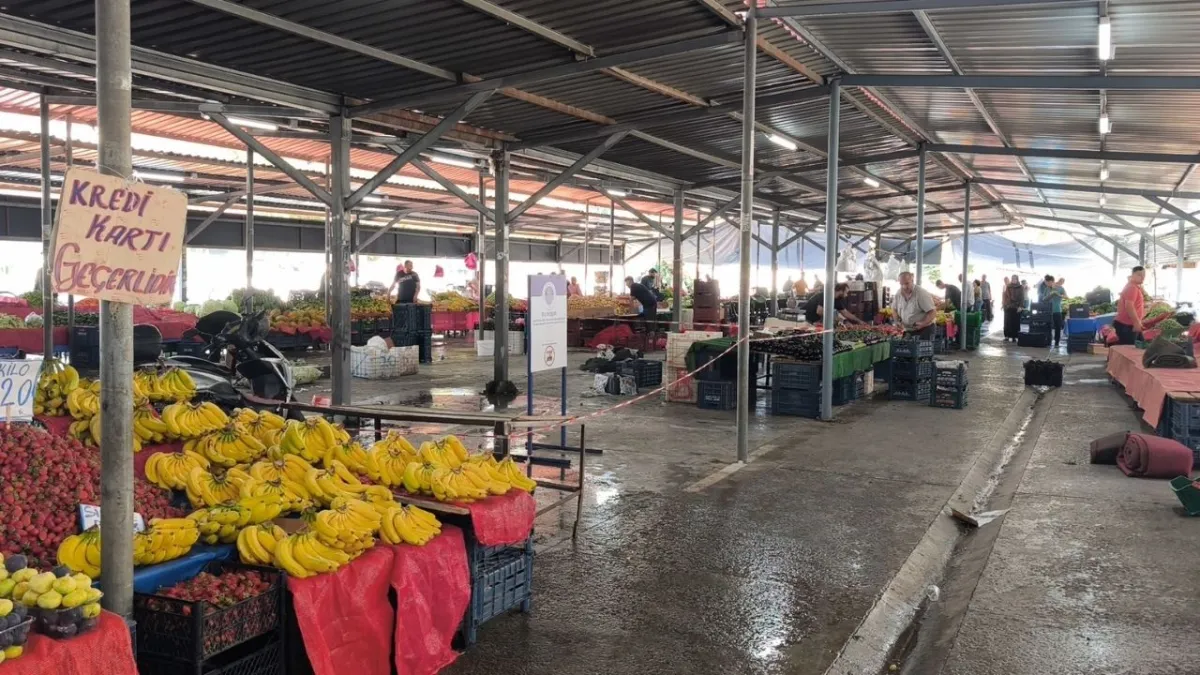 Mersin’de pazar esnafına müşteriye kötü muamele cezası: Tezgah 15 gün kapatıldı haberinin görseli