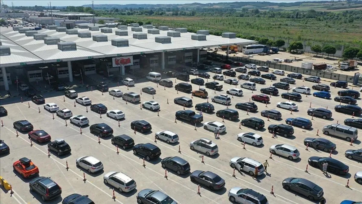 Resmi Gazete’de yayımlandı: Yabancı plakalı araçlar cezalarını ödemeden Türkiye’den çıkamayacak haberinin görseli