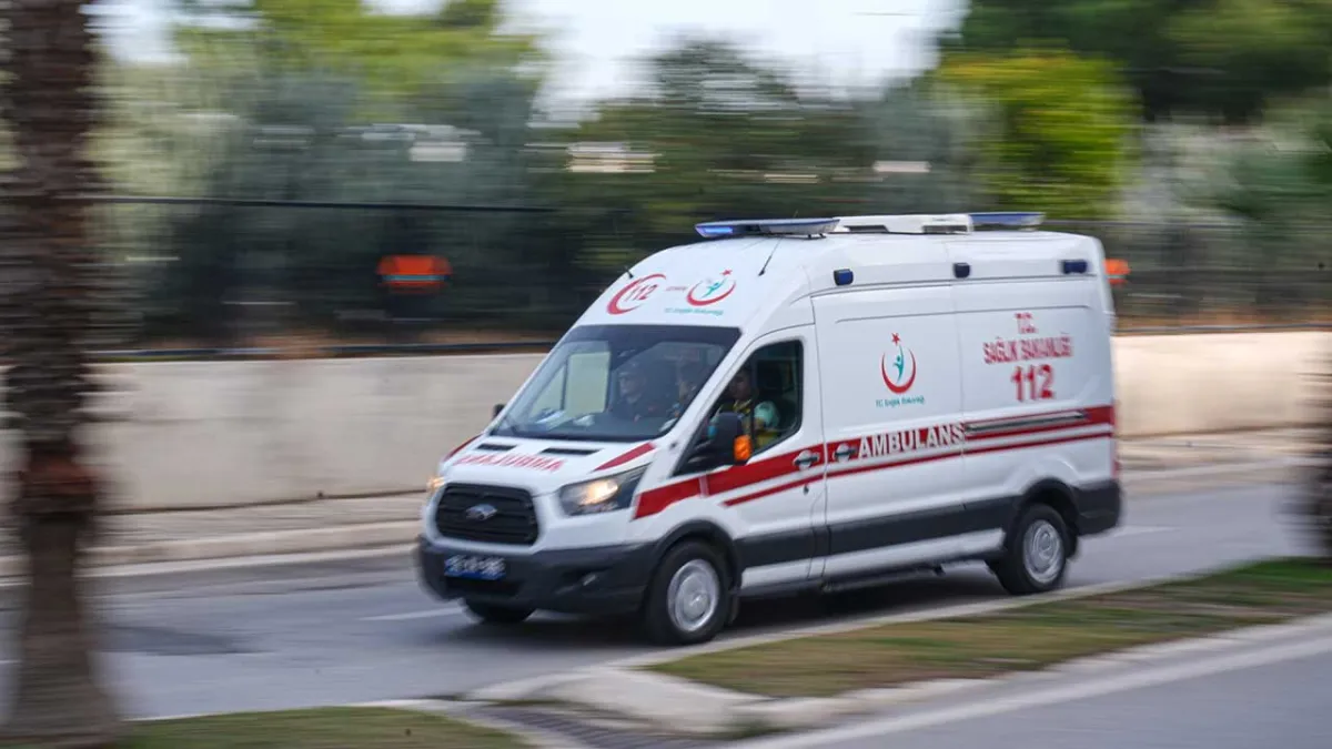 Torbalı’da park halindeki otomobillerin üzerine devrilen tırın şoförü yaralandı haberinin görseli