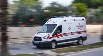 Torbalı’da park halindeki otomobillerin üzerine devrilen tırın şoförü yaralandı