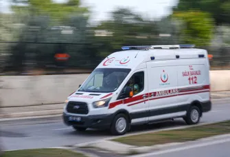 Torbalı’da park halindeki otomobillerin üzerine devrilen tırın şoförü yaralandı