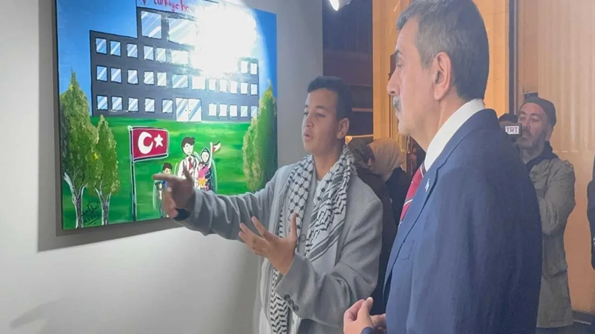 Bakan Tekin, Filistinli öğrencilerin resim sergisini gezdi haberinin görseli