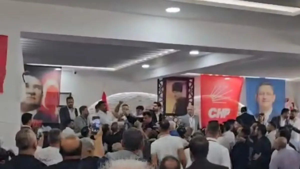 CHP Samandağ Kongresi’nde gerginlik: Tartışma kavgaya dönüştü haberinin görseli