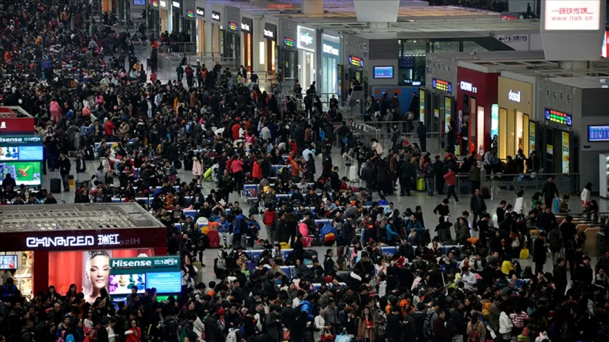 Çin’de 8 günlük ulusal tatilde 2,43 milyar seyahat: Otobanlar rekor trafik yaşadı haberinin görseli