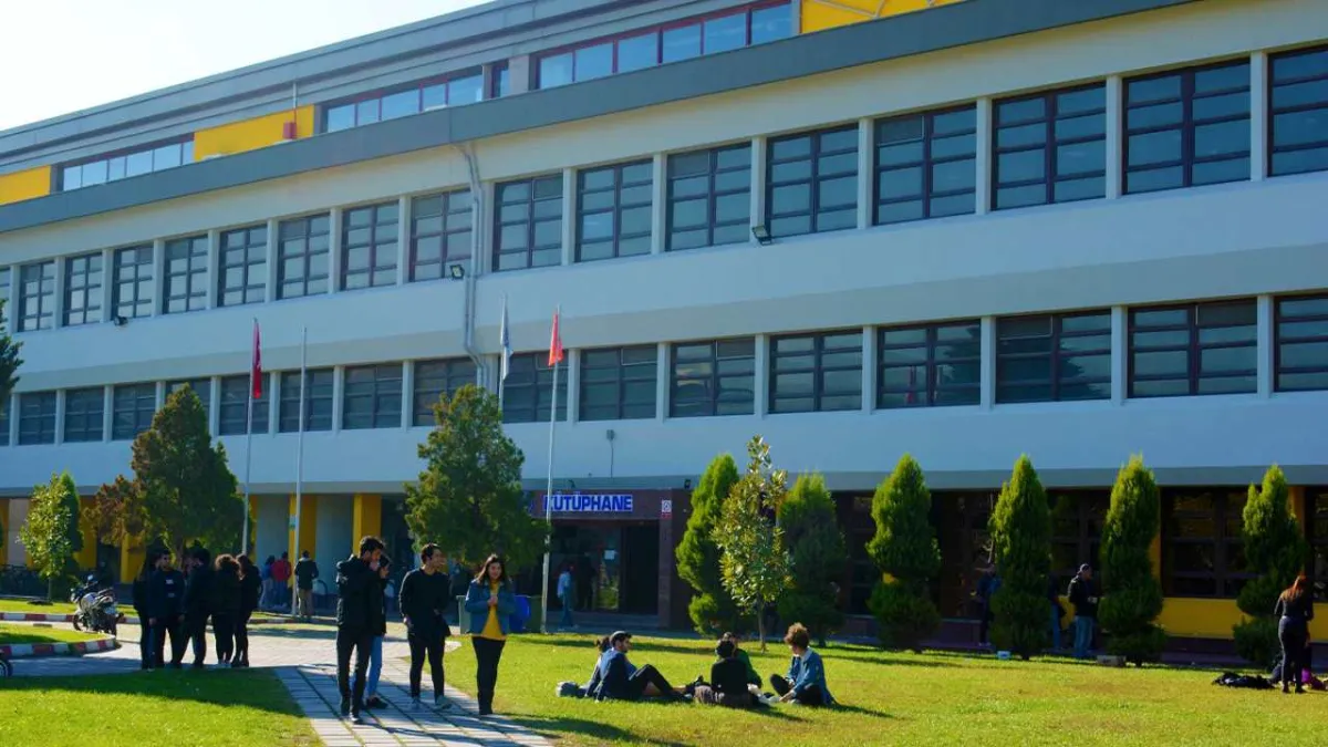 Ege Üniversitesi Merkez Kütüphanesi aynı anda 2 bin 106 kişiye hizmet veriyor haberinin görseli