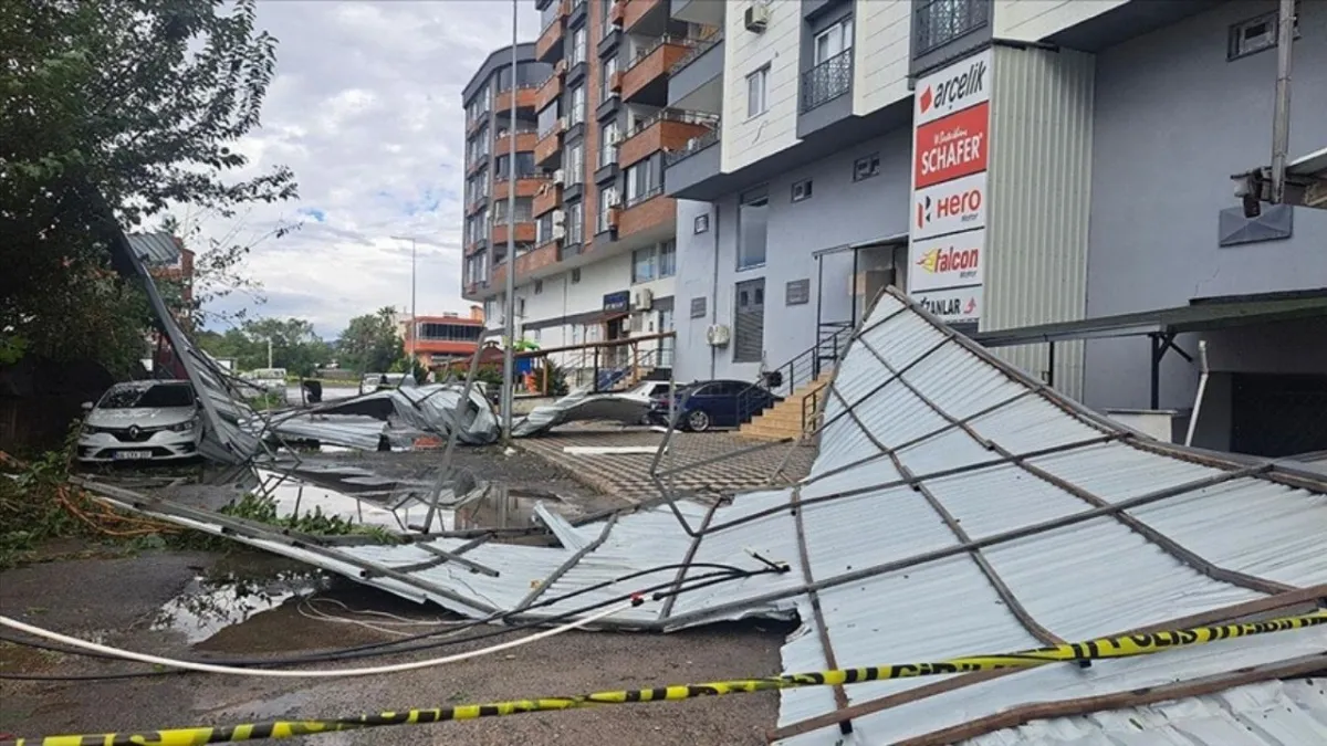 Hatay’da sağanak ve rüzgar hayatı felç etti: Çatılar uçtu, araçlar hasar gördü haberinin görseli