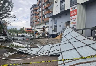 Hatay’da sağanak ve rüzgar hayatı felç etti: Çatılar uçtu, araçlar hasar gördü
