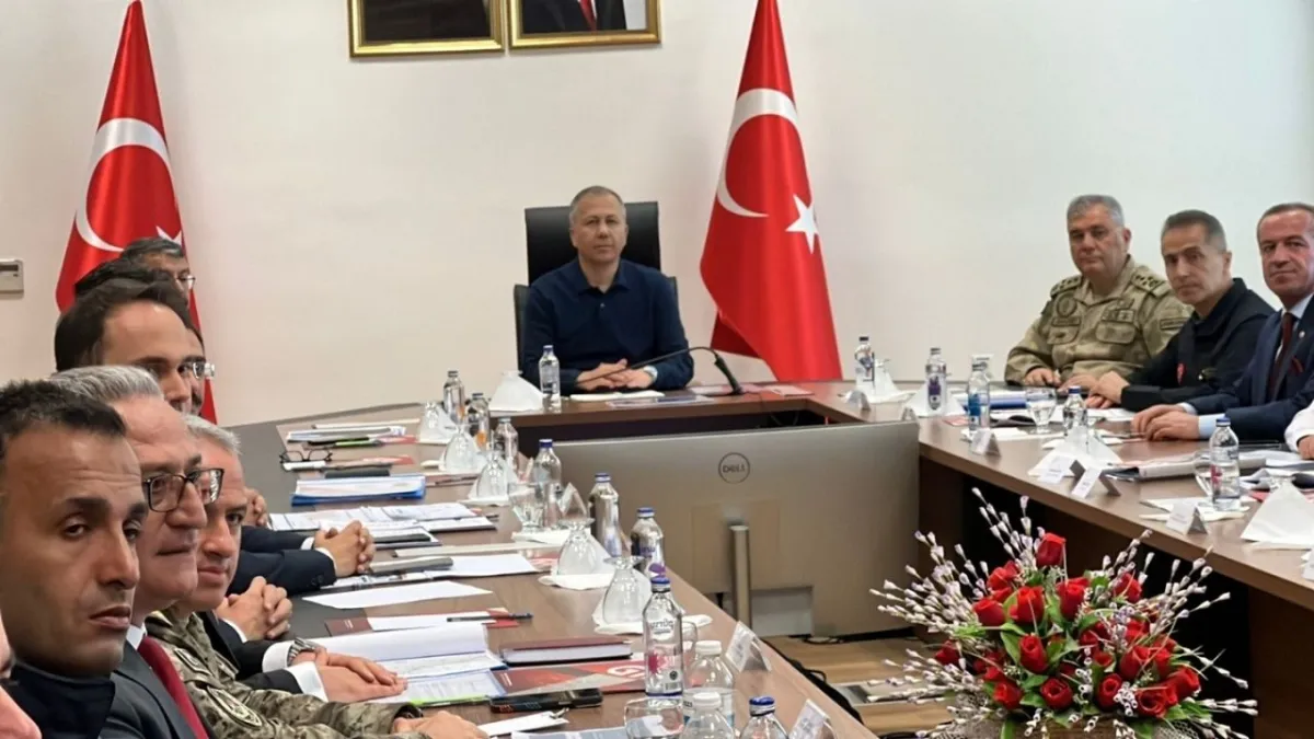 İçişleri Bakanı Ali Yerlikaya Hakkari’de sınır güvenliği toplantısı’na katıldı haberinin görseli