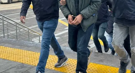  İzmir'de polis denetiminde yasaklı madde  bulunduran iki zanlı tutuklandı