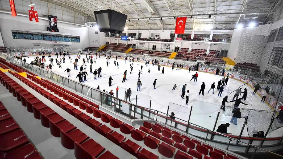 İzmir’in buz pisti yeni döneme hazır: Buz Sporları Salonu 13 Ekim’de açılıyor haberinin görseli