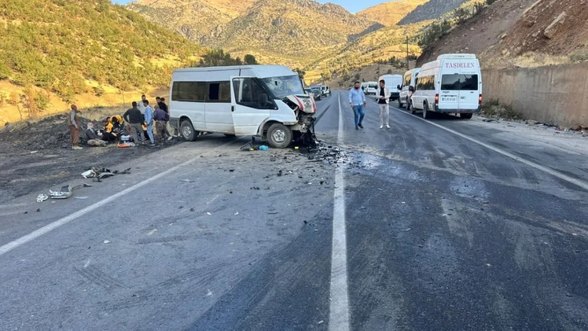 Şırnak’ta minibüs ile hafif ticari araç çarpıştı: 11 yaralı, 2’si ağır haberinin görseli