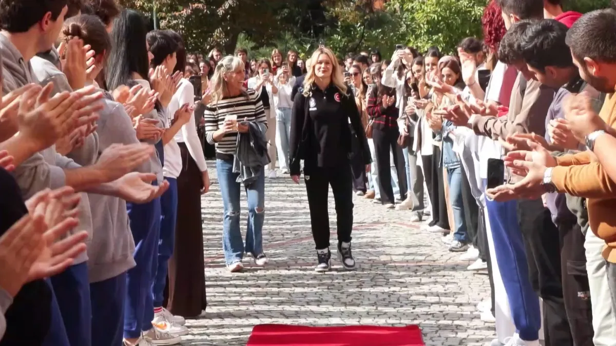 Yeditepe Üniversitesi’nden Defne Kurt’a altın madalya karşılama töreni haberinin görseli