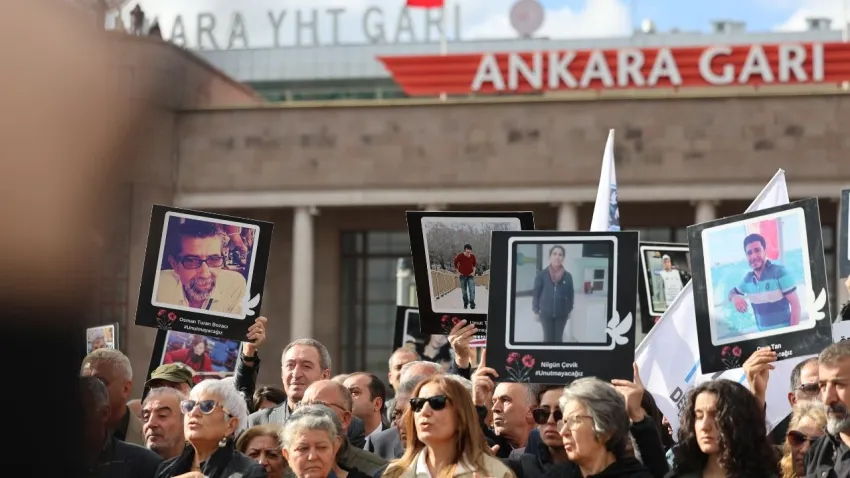 Ankara Garı patlaması 10 yılında unutulmadı: Adalet ve anma yürüyüşü gerçekleşti haberinin görseli