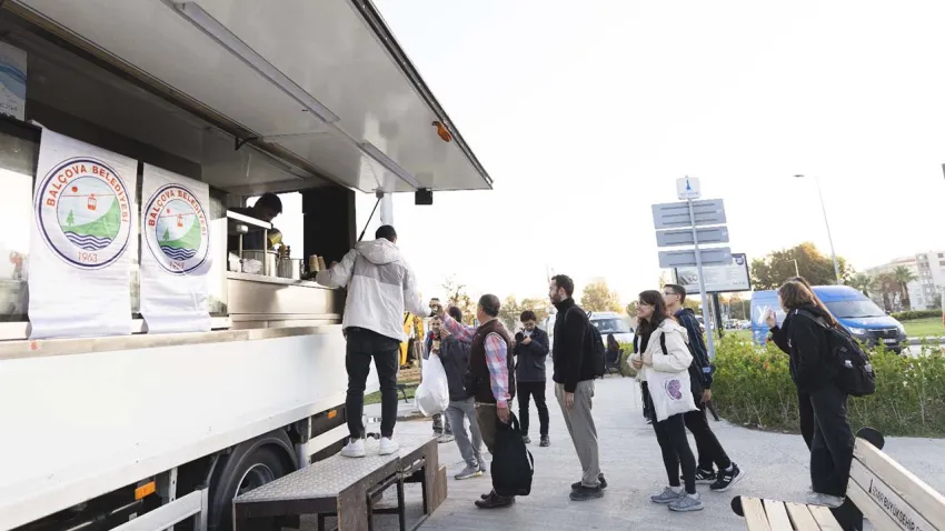 Balçova Belediyesi’nden sıcak çorba ikramı