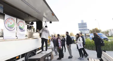 Balçova Belediyesi’nden sıcak çorba ikramı